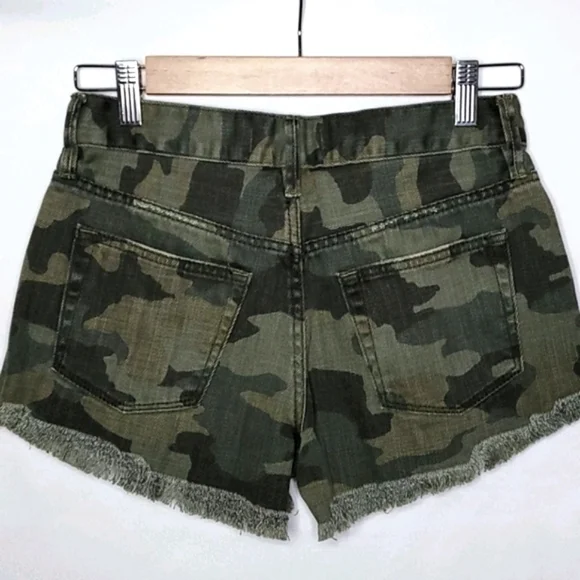 💰NWOT! WE THE FREE ▪︎ ARMY GREEN CAMOUFLAGE JEAN SHORTS ▪︎ SIZE 0 - Picture 5 of 12